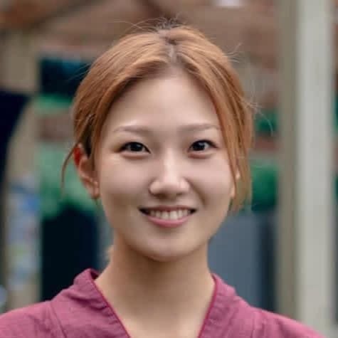 足立 花菜氏