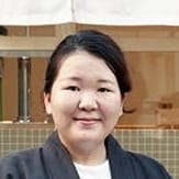 新保 朋子氏